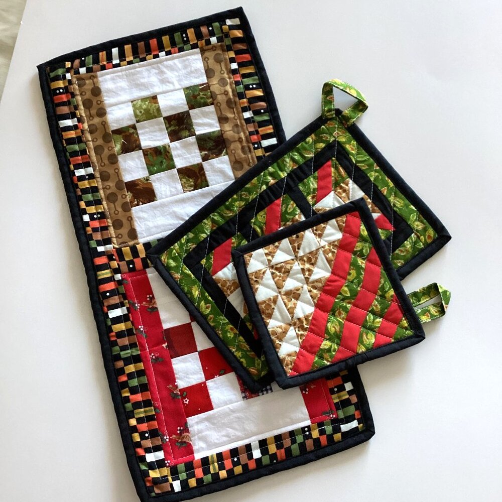 Handmade Small Table Topper Reversable 2 Pot Holders Kitchen Linens Home Decor